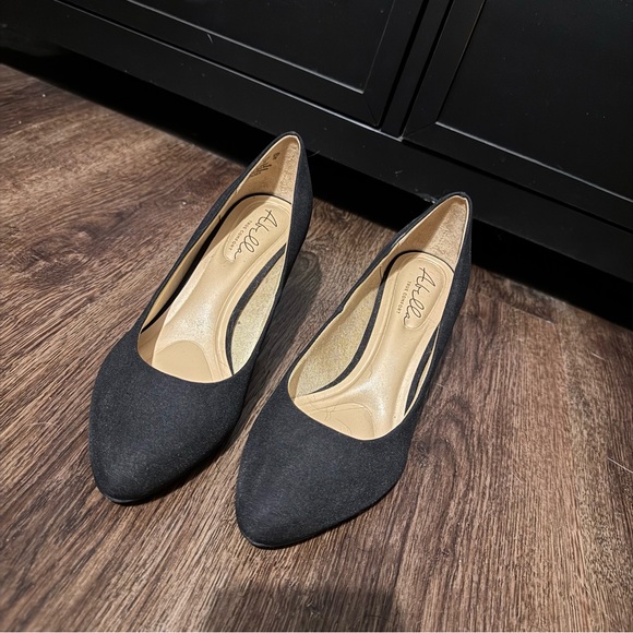 Women's black Heels - Picture 2 of 5